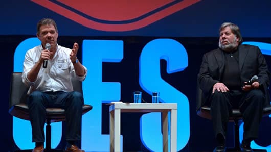 Presidente Santos (der.) y Steve Wozniak, cofundador de Apple. Foto: Presidencia