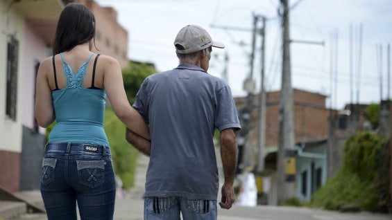 En algunas familias, padres e hijos han sufrido simultáneamente la enfermedad. Foto: AFP