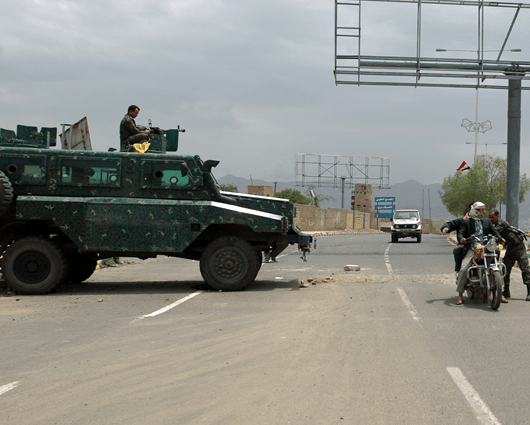 Soldados de Yemen en retenes cerca de la embajada de EE.UU. Foto: AFP