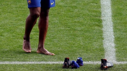 Foto: Yerry Mina pisa por primera vez el cesped del Camp Nou, estadio del Barcelona - EFE