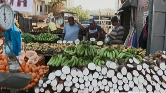 Una mujer secando al sol el almidón en una planta de procesamiento de yuca, en Villa Rica, Cauca. Foto: EFE