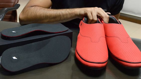 Aunque diseñados en India, los Lechal se fabrican en China. Foto: AFP