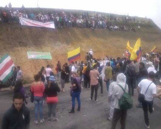 Manifestantes bloquean la vía Cajicá- Zipaquirá de manera pacífica. Foto: Daniel Zambrano