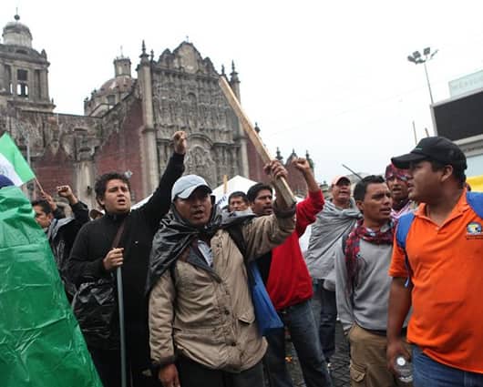 Los maestros de la CNTE gritan consignas en el campamento de la plaza El Zócalo. Foto: EFE