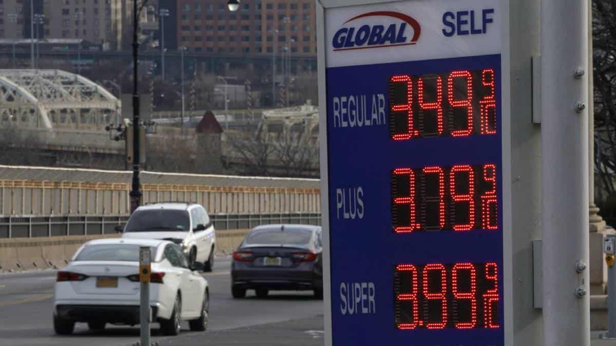 Petróleo alcanza su máximo en siete años ante tensiones de oferta