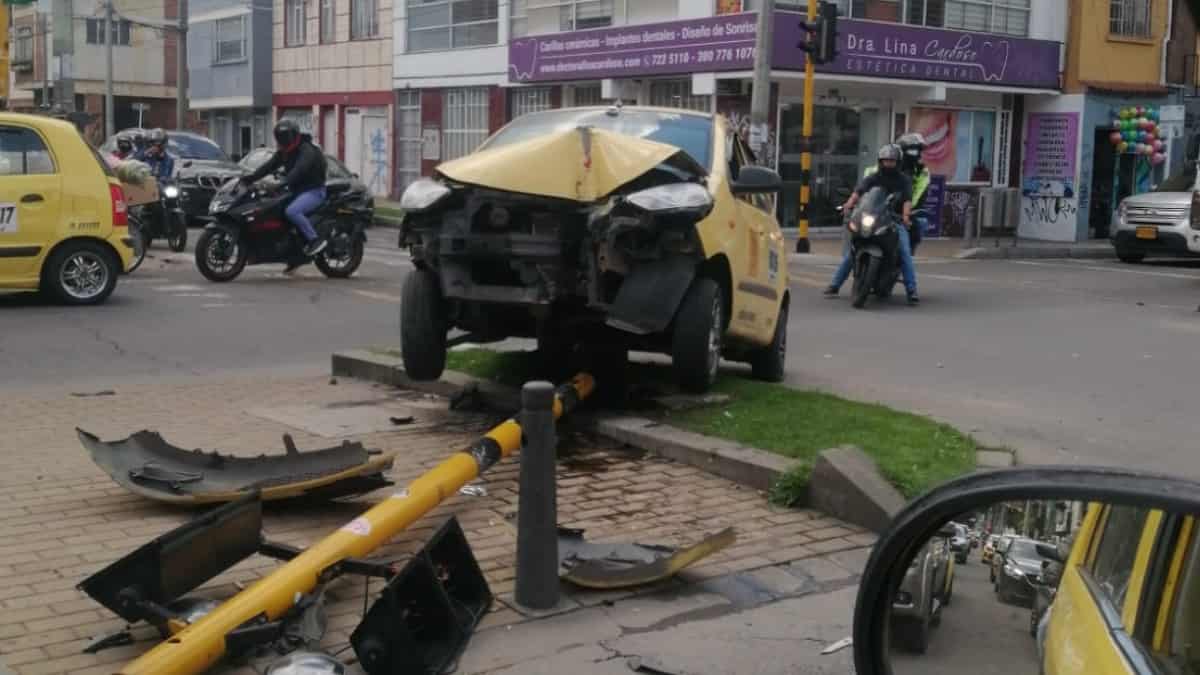 Taxista perdió el control de su carro y sufrió terrible accidente en Bogotá
