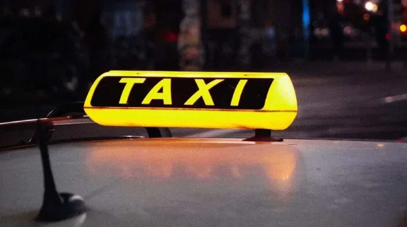 Taxista le hizo bochornoso reclamo a mujer en Medellín