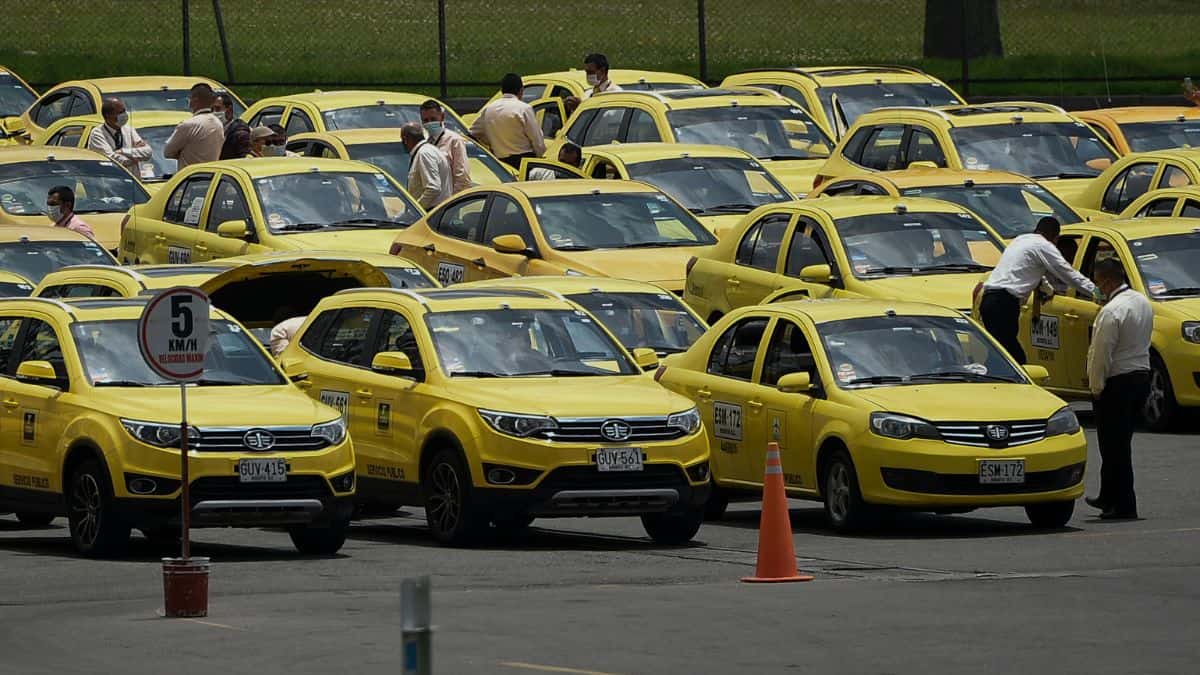 Taxistas hablan del aumento a la gasolina en Colombia