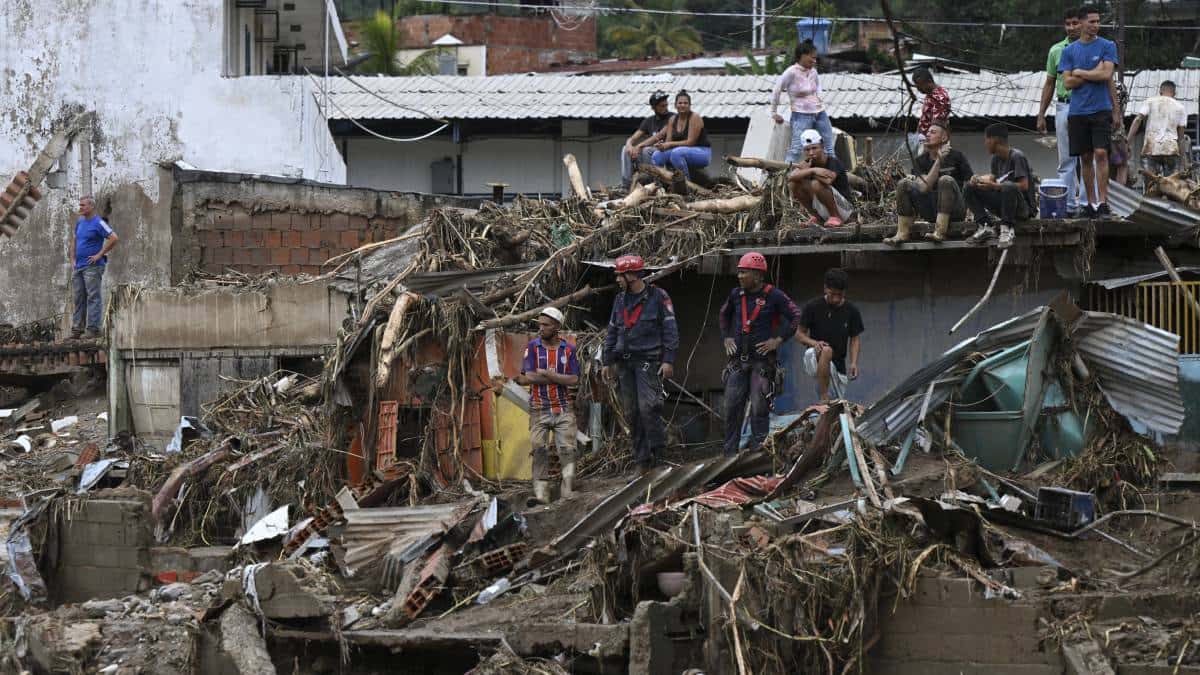 Socorristas y voluntarios buscan a los desaparecidos