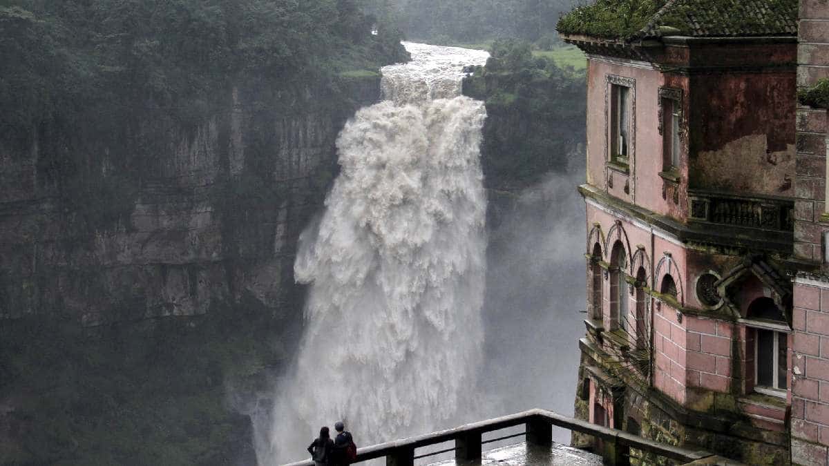 Así quedó el carro que cayó al abismo del Tequendama