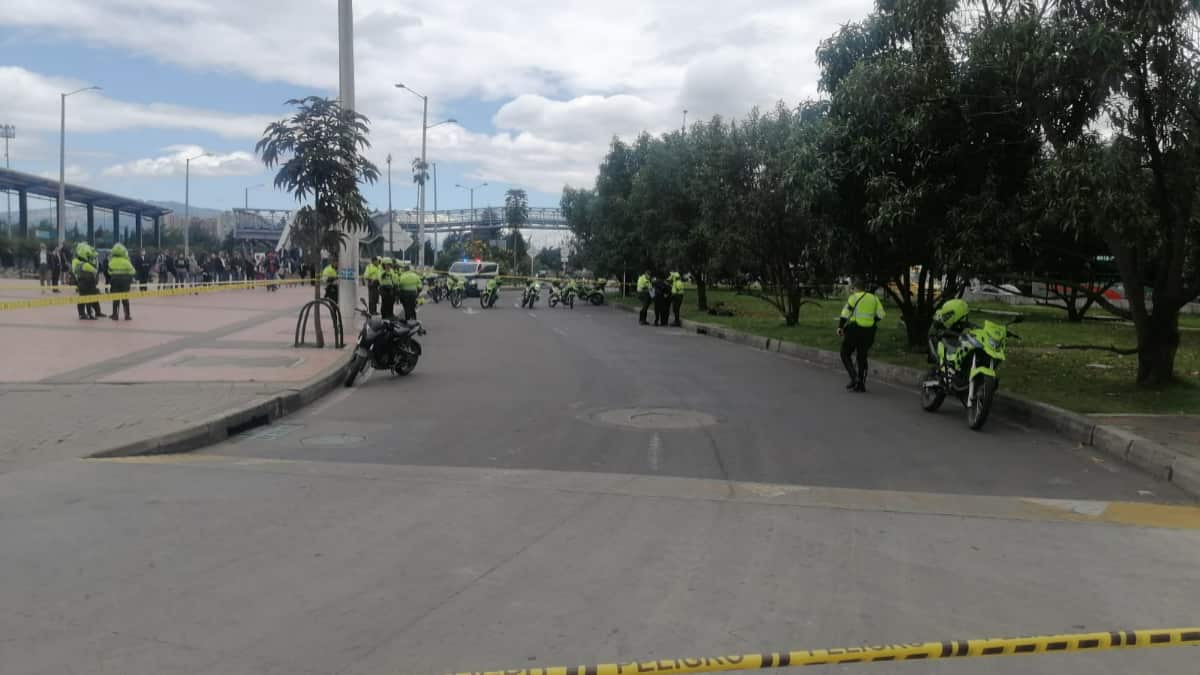 Además, a la altura de la Autopista Norte con 222 se varó un tractocamión, afectando la movilidad allí.