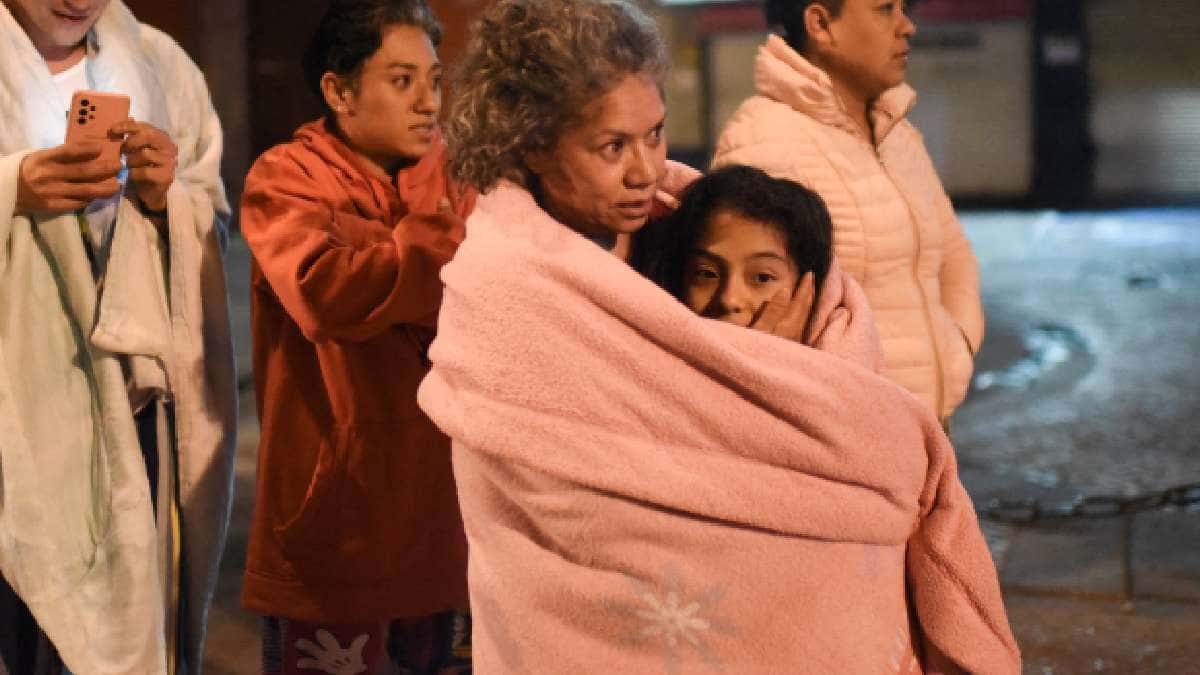Madre calma a su hija con groserías durante sismo