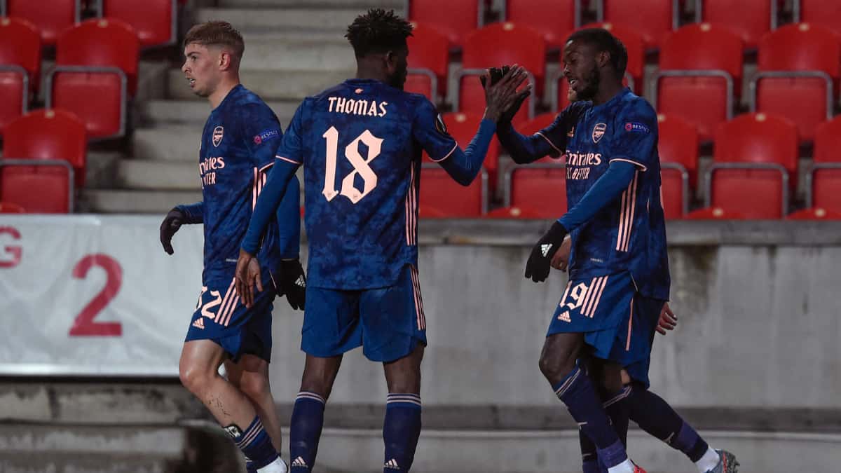 Thomas Teye Partey (centro) durante un partido del Arsenal.