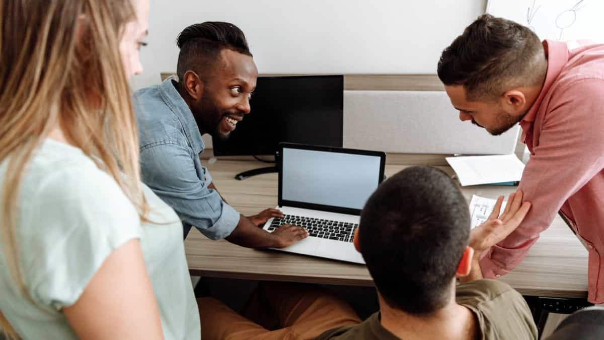 Seis jóvenes colombianos trabajando en equipo para representar al país.