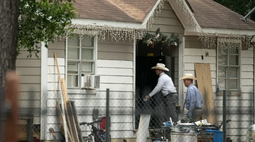 Policía en la escena del crimen, en Cleveland, Texas.