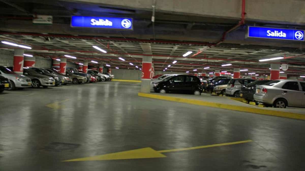 Denuncian robos en parqueaderos de famoso centro comercial de Bogotá