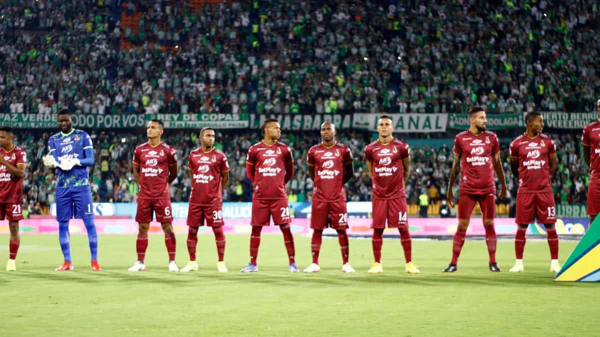 Deportes Tolima durante actos protocolarios en el Atanasio Girardot de Medellín.