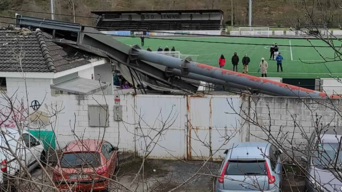 Torre eléctrica caída en el estadio en Pola de Lena, España