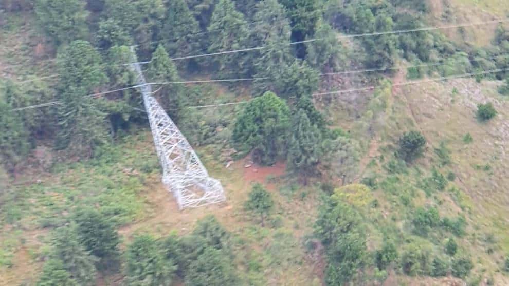 Derriban torre de transmisión de energía en Medellín
