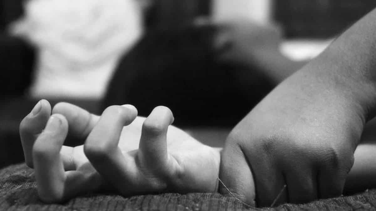 Hombre maltrataba con una varilla a dos menores de edad