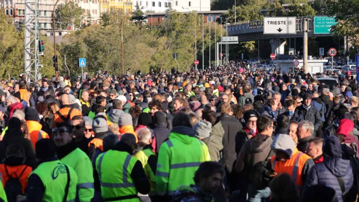 Polémica decisión en Italia: trabajadores deberán presentar pasaporte covid