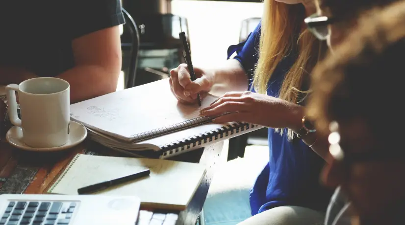 Las plataformas digitales estarían dejando de lado las carreras profesionales