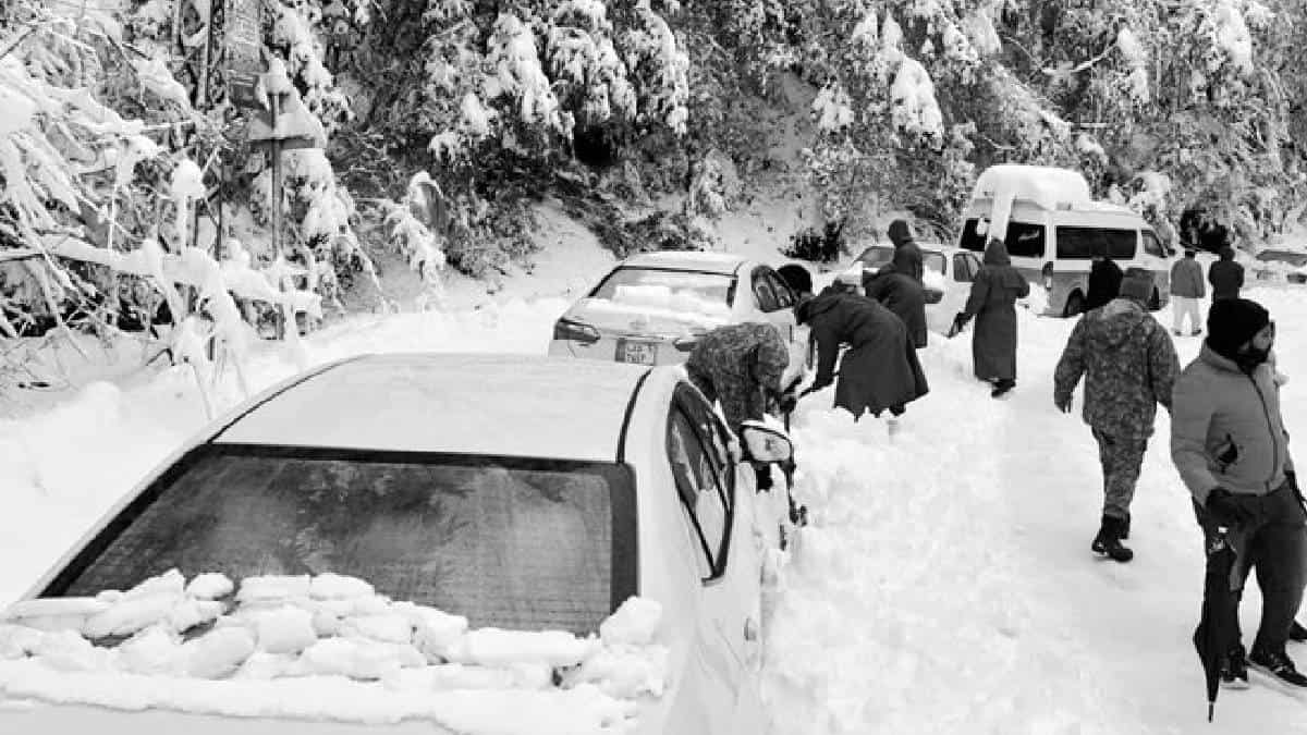 Tragedia por tormenta de nieve en Pakistán.