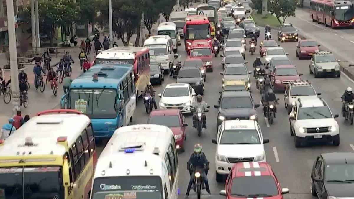 Miles de vehículos salen de Bogotá.