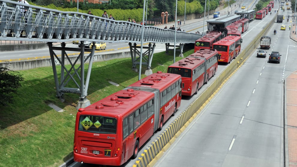 Además, cuenta con los servicios ya conocidos como encontrar rutas y buscar paraderos del SITP. Foto: AFP