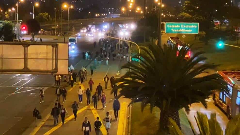 Cierre de Transmilenio obligó a ciudadanos a caminar hasta sus hogares