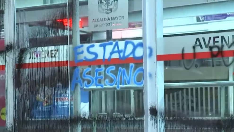 Las estaciones y los buses fueron vandalizados.