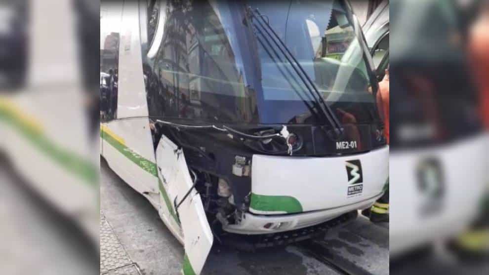 Vehículo particular choca contra tranvía en la estación Buenos Aires, en Medellín