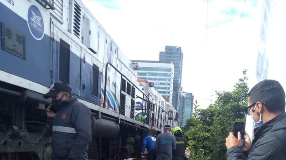 Tren atropella dos personas en Bogotá