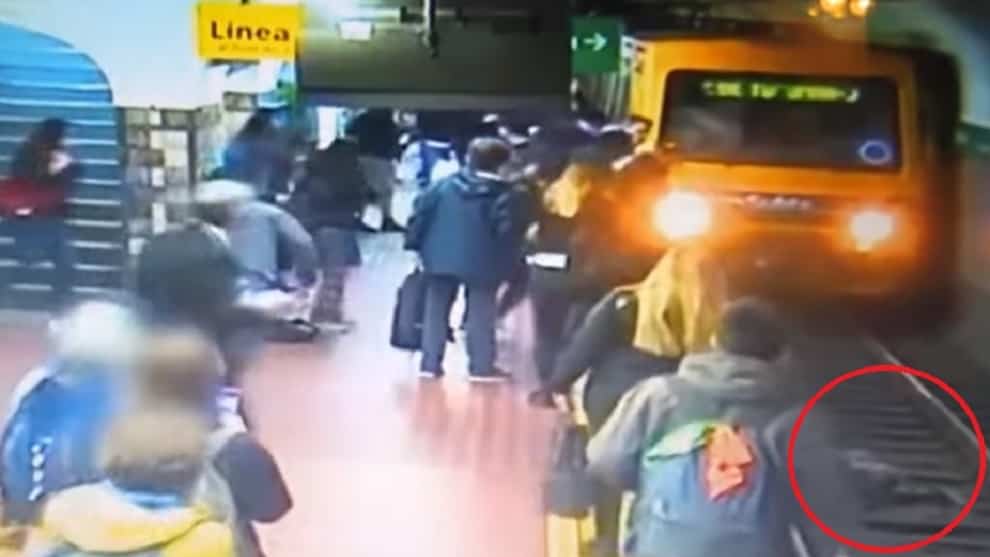 Milagro: mujer cae accidentalmente en las vías del tren y se salva de ...