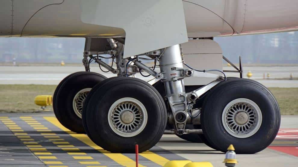 Encuentran a un niño de 10 años muerto en tren de aterrizaje de un avión