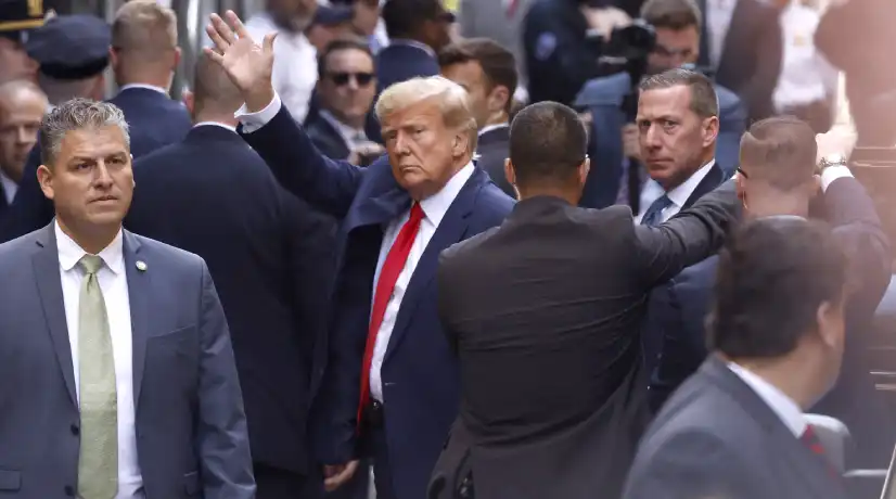 La llegada de Trump al tribunal donde un juez leerá los cargos de una imputación histórica