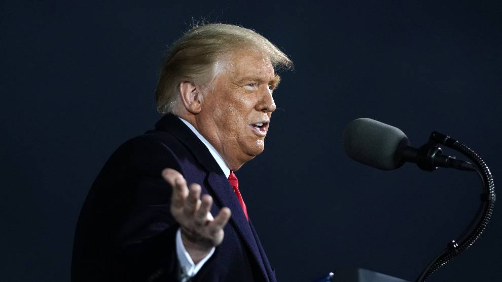 Crítica de Trump a Facebook y Twitter por eliminar información en contra de Biden