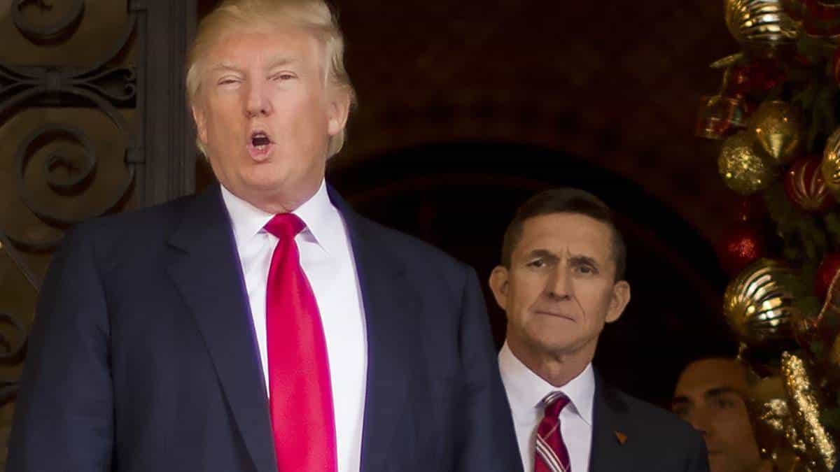 Trump indultó a exasesor que mintió al FBI sobre sus contactos rusos