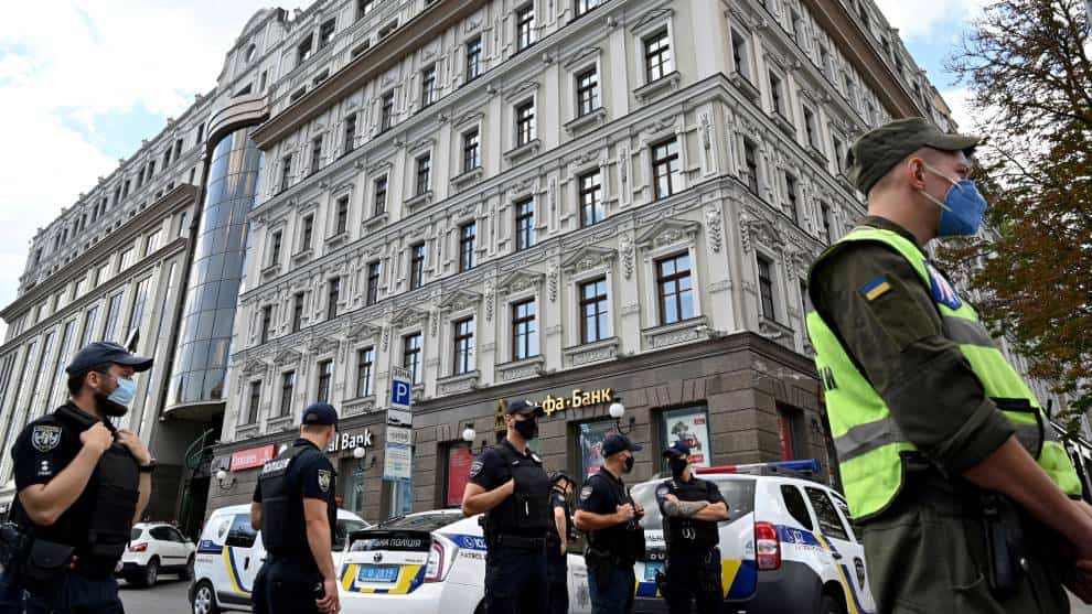 Detienen a hombre que se había atrincherado en centro de negocios de Ucrania