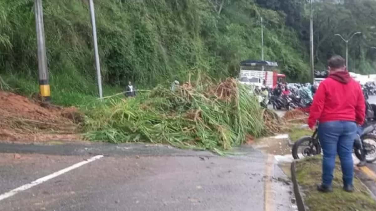 La maquinaria se encuentra trabajando para que el paso a doble carril regrese.