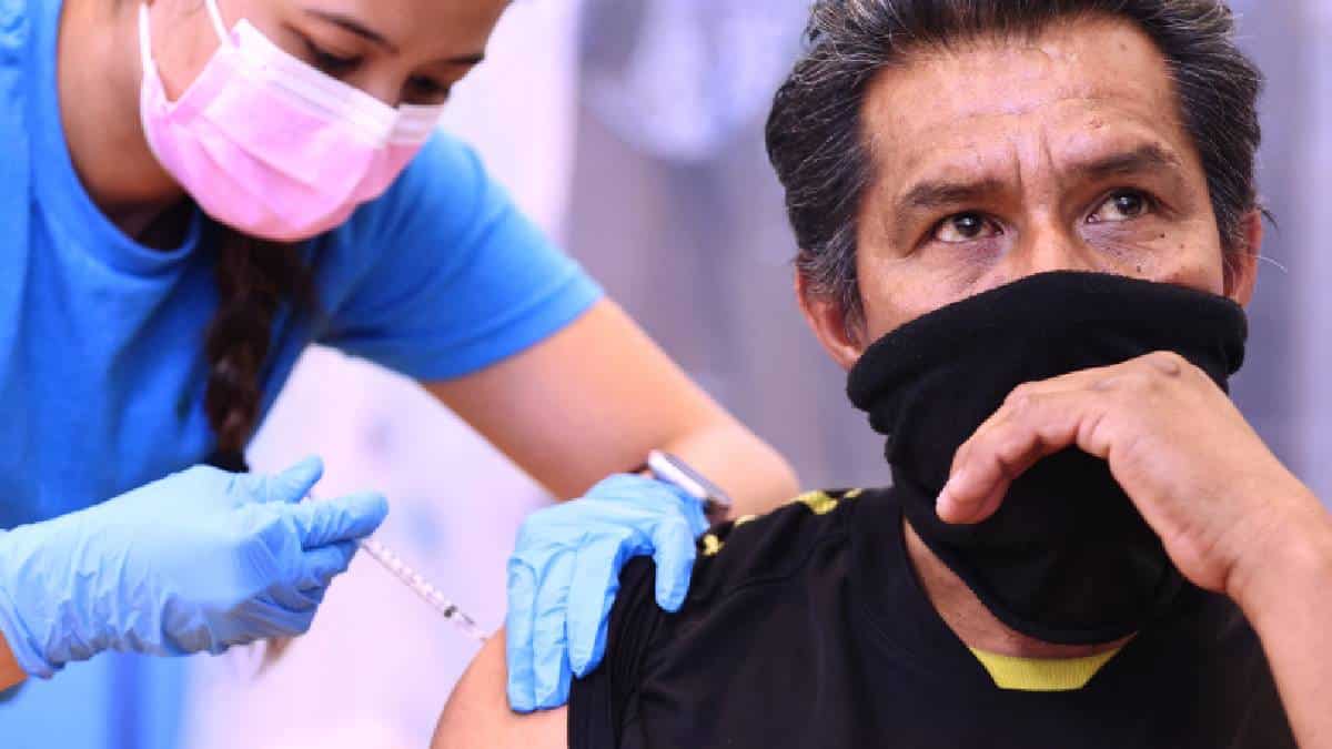 Escuelas en EE.UU. pagarán 1.000 dólares a empleados vacunados contra el covid-19