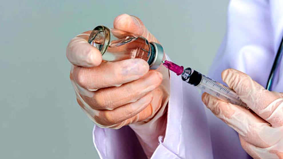 médicos rusos hablan sobre vacuna aprobada por su país