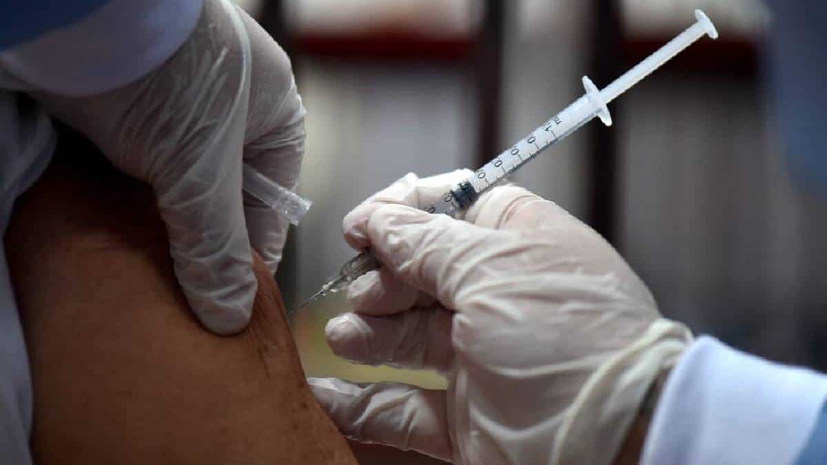 Francia evoca posibilidad de despedir a trabajadores si no se vacunan