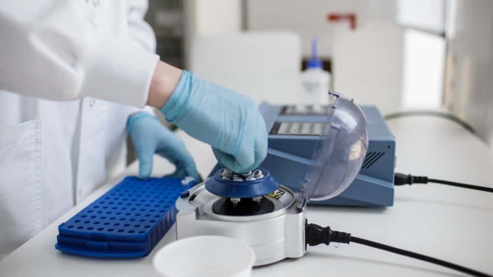 Universidad de Oxford reanuda los ensayos para la vacuna contra el covid-19