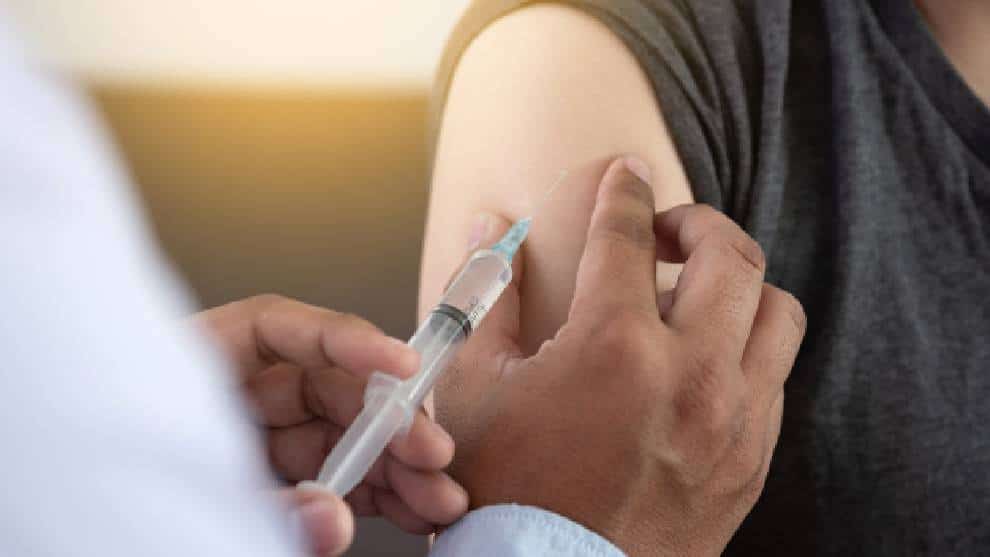 Vacuna de AztraZenaca y Oxford muestra resultados prometedores: laboratorio