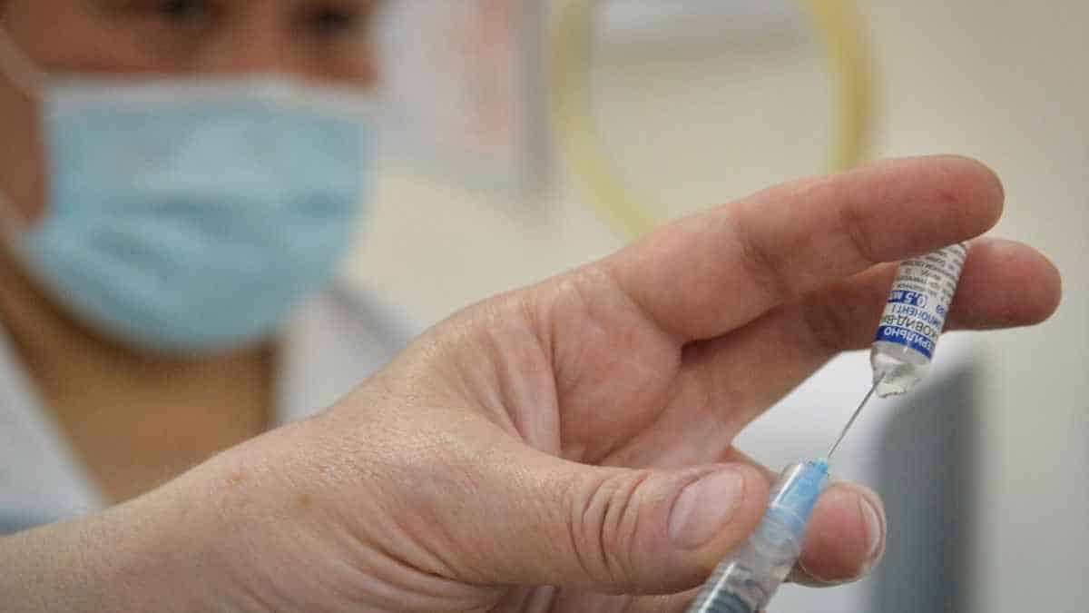 Poblaciones que empiezan vacunación covid en Colombia desde mayo 26.