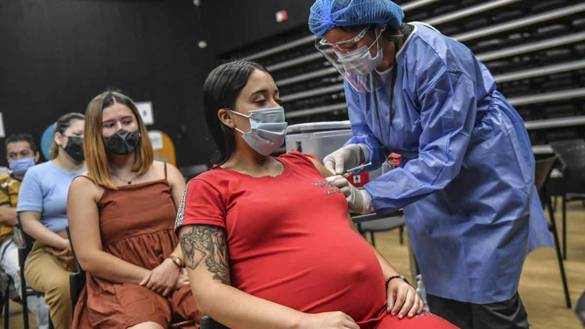 Según el Gobierno, 70% de los colombianos ya tiene al menos una dosis de la vacuna anticovid