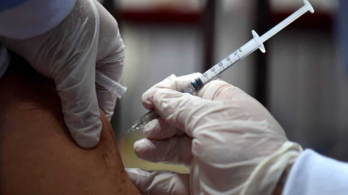 ¿Cómo recibirán la tercera dosis quienes se vacunaron en el exterior?