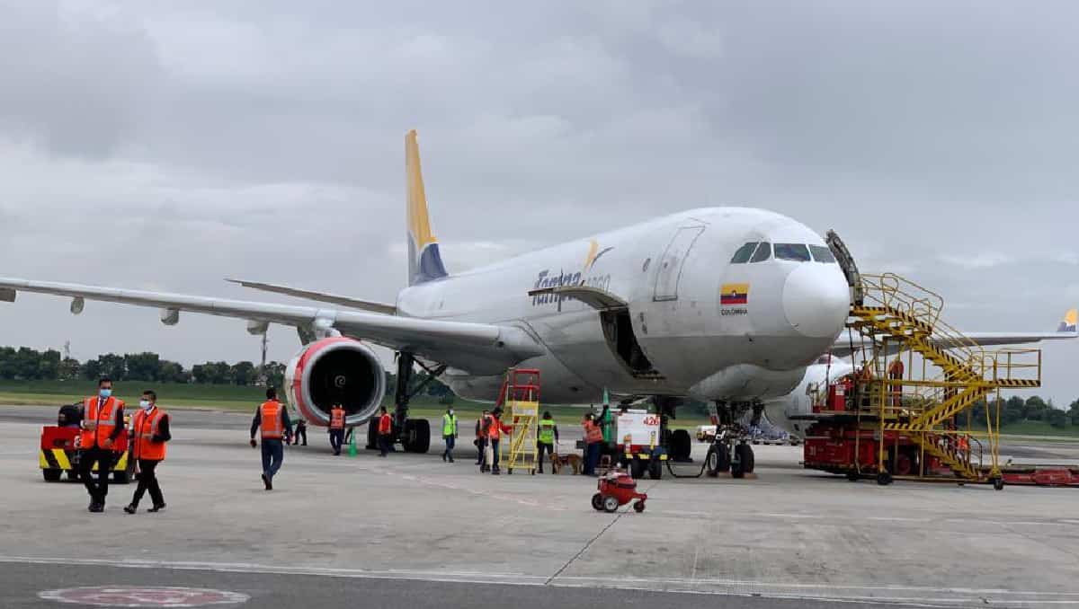 Foto: Minsaludcol (Twitter) Este domingo llegaron a Colombia 3,5 millones de vacunas de Moderna donadas por EE.UU.