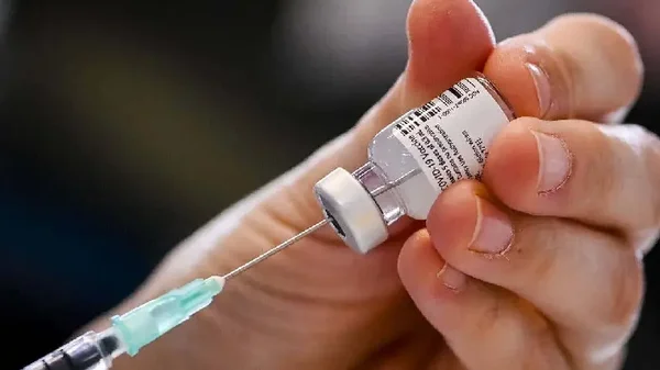 Minsalud habría dejado vencer vacunas contra el Covid para niños: denuncia el representante Andrés Forero